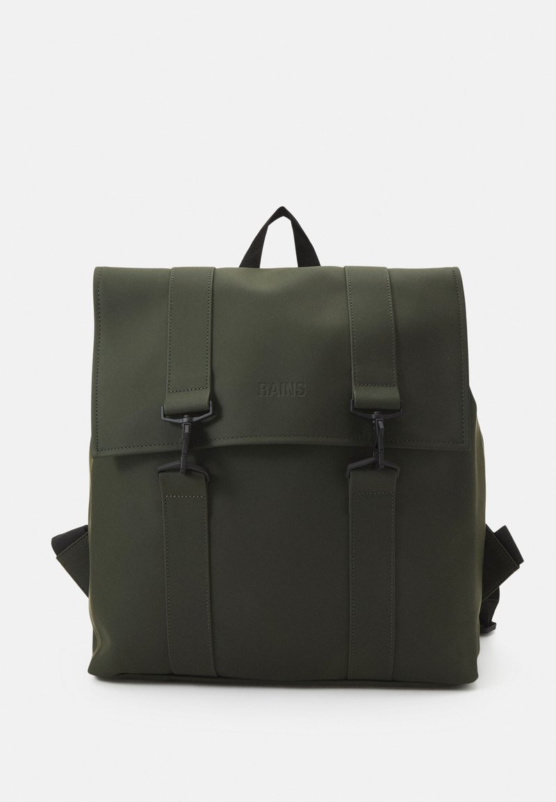 Sac à dos imperméable vert avec un design à rabat, comportant des éléments noirs, deux sangles avant et une poignée supérieure pour le transport.