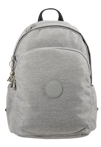 Světle šedý látkový batoh s kulatým tvarem, hlavní kapsa na zip, přední kapsa a detail kruhového loga. Černá rukojeť a akcenty na zipu.