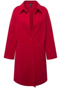 Manteau en mélange de laine rouge avec un col, fermeture à un bouton, deux poches frontales et manches trois-quarts. Texture lisse.