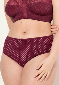 Bordeaux polka dot slipjes met een strikaccent op de tailleband, gemaakt van een zachte en rekbare stof voor comfort.