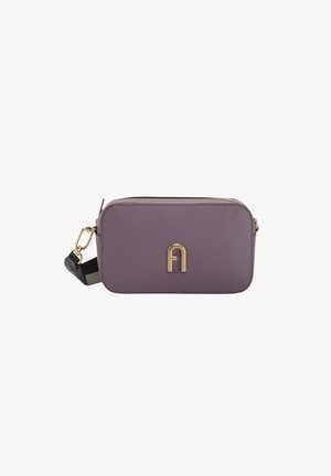Sac à bandoulière en cuir violet avec une forme structurée, présentant un accent logo en or et une bandoulière noire amovible.