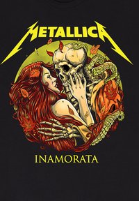 Černé tričko s barevným grafickým motivem ženy s červenými vlasy, která objímá lebku, obklopenou listy a chobotnicí. Nápis "Metallica" nahoře.