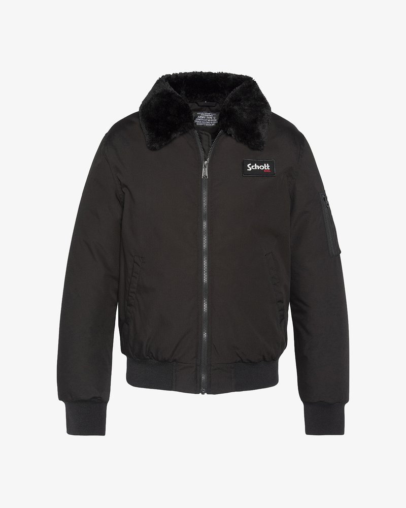 Czarna kurtka bomberka z czarnym futrzanym kołnierzem, z zamkiem błyskawicznym z przodu, kieszeniami po bokach, ściągaczami na mankietach i u dołu, oraz naszywką z logo "Schott NYC" na klatce piersiowej.