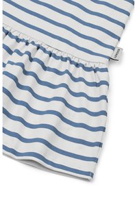 Μπλε και λευκό βαμβακερό φόρεμα με οριζόντιες ρίγες, με ζώνη στη μέση και μια ετικέτα στο πλάι. Ομαλή υφή.