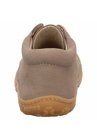 Scarpa in pelle marrone con punta arrotondata, texture morbida, dettagli rosa e suola in gomma con motivi di trazione e marchio sul tallone.