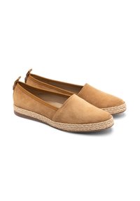 Tan mules espadrilles nahka nahkaonkivillalla. Kiinni oleva varvas, liukuvat mallit, joissa on sileä pinta ja hienovaraiset ommelkoristeet.