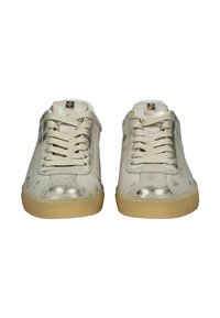 Sneakers con lacci caratterizzati da un upper beige metallico, superficie texturizzata e suola in gomma crema. Include un piccolo dettaglio dorato sulla linguetta.