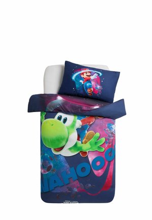 Juego de ropa de cama con el Yoshi verde y Mario en el espacio con un fondo galáctico colorido y texto en negrita "Wahooo" en la funda nórdica y la funda de almohada.
