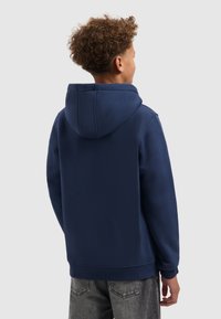 Donkerblauwe hoodie met een grote capuchon, geribbelde manchetten en onderrand. Soepele textuur, minimalistisch ontwerp en geen zichtbare logo's of patronen.