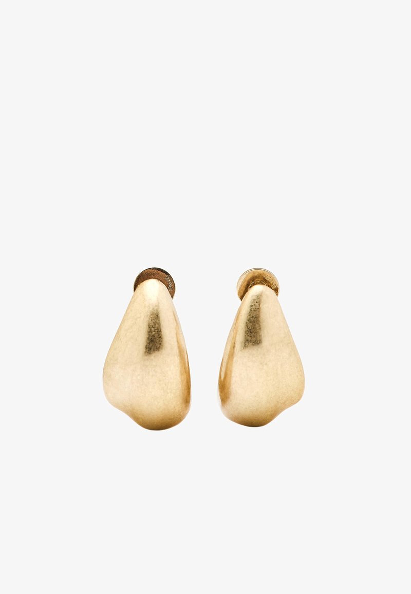 Een paar gladde, glanzende gouden studoorbellen met onregelmatig afgeronde driehoekige vormen tegen een witte achtergrond.