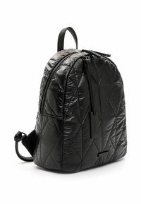 Sac à dos noir en nylon matelassé avec une forme arrondie, doté d'une poignée supérieure, de bretelles réglables et d'une fermeture éclair. Motif en losanges texturé.