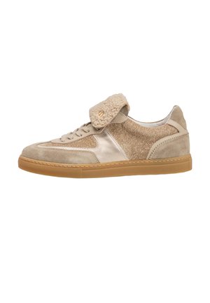 Beige sneaker met gestructureerde stof, suède panelen, vetersluiting en een pluizige band over de tong op een bruine rubberen zool.