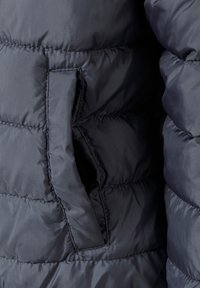 Mörkbl�å puffjacka med quiltad design, utrustad med en sidficka och en slät, blank yta. Tillverkad av lättviktig, isolerad material.