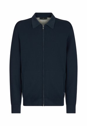 Chaqueta azul marino con cremallera, cuello, mangas largas, puños y dobladillo acanalados, bolsillos delanteros, mostrada sobre fondo blanco.