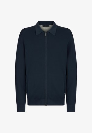 Jakna tamnoplave boje mornarskog stila s patentnim zatvaračem, ovratnikom, dugim rukavima, rebrastim manžetama i rubom, prednjim džepovima, prikazana na bijeloj pozadini.