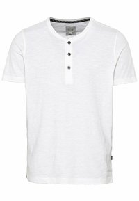 Witte T-shirt met korte mouwen en een henley-halslijn, drie donkere knopen en een subtiele textuur. Etiket aan de linkerondernaad.