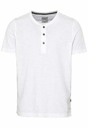 Hvid kortærmet T-shirt med henley-udskæring, tre mørke knapper og en subtil tekstur. Etiket ved den nederste venstre søm.