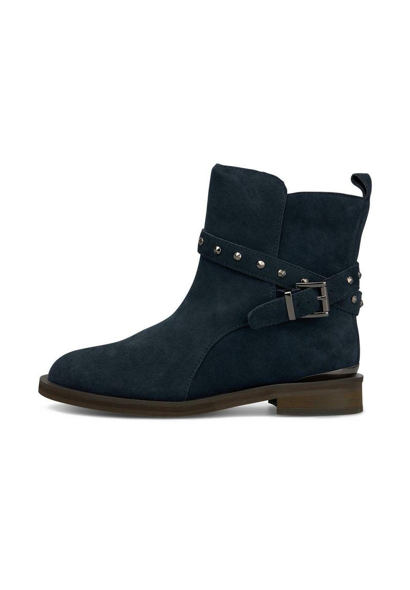 Botas de tobillo de suede azul marino con un amplio puño doblado, una correa decorativa con tachuelas plateadas y un tacón bajo apilado.