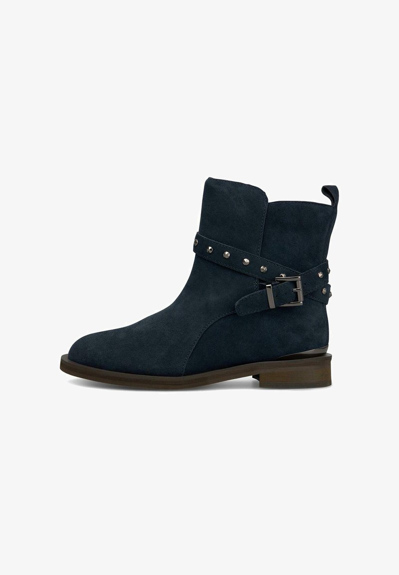 Botas de tobillo de suede azul marino con un amplio puño doblado, una correa decorativa con tachuelas plateadas y un tacón bajo apilado.