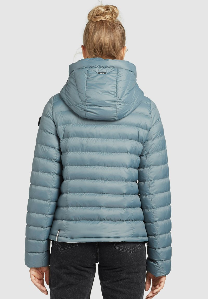 Helleblaue Steppjacke mit horizontalen Nähten, einer großen Kapuze und elastischen Bündchen. Hergestellt aus glattem, glänzendem Material, das Wärme und Komfort bietet.