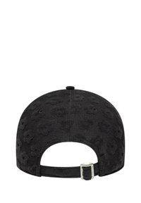 Cappello nero con un motivo floreale testurizzato, cinturino regolabile sul retro e una silhouette arrotondata. Tessuto morbido con dettagli delicati.