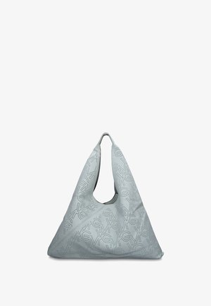 Sac à main triangulaire en cuir gris clair avec un motif perforé répétant le logo et une seule poignée supérieure.