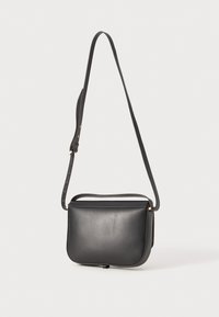 Borsa a tracolla nera in pelle con un design piatto, texture liscia, tracolla regolabile e minimi dettagli dorati. Forma compatta e funzionale.