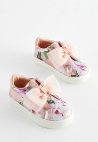 Trampki w kwiatowy wzór w delikatnym różowym kolorze z metalicznymi akcentami. Z przodu duża jasnoróżowa kokarda i gumowa podeszwa.