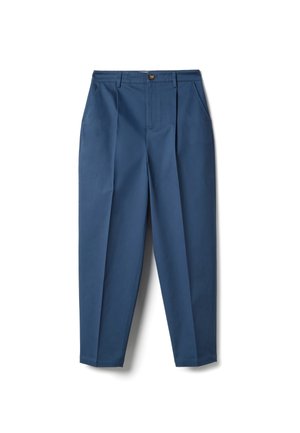 Blaue Hosen aus leichtem Stoff, mit lockerem Schnitt, vorderen Falten, Knopfverschluss und Seitentaschen. Glatte Textur ohne Muster.