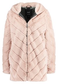 Chaqueta de piel sintética de color rosa claro con patrón de chevron, con cierre de cremallera en el frente y capucha. Textura suave y forro interior en contraste.