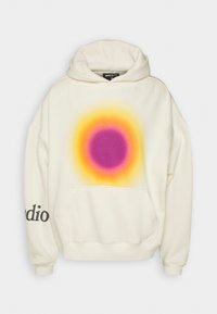 Roomkleurige hoodie met een groot gradueel cirkeldesign in paars, oranje en geel. Voorzien van een voorvak en zwarte logotekst op de mouw.