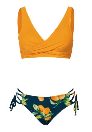 Bikini a due pezzi con reggiseno incrociato di un brillante giallo e culotte blu navy con motivo di frutta arancione, con laccetti laterali regolabili e tessuto morbido.