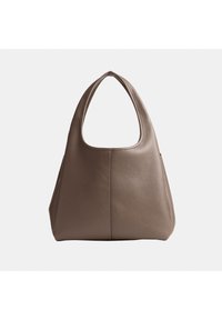 Sac à bandoulière en cuir taupe avec une poignée supérieure et une forme courbe lisse sur un fond clair uni.