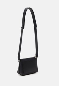 Černá kožená crossbody taška se zipovým uzávěrem, plochou přední kapsou, nastavitelným popruhem a hladkým povrchem.