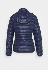 Chaqueta acolchada marina con capucha, que presenta un diseño acolchado y una silueta ajustada. Tejido suave y brillante con puños y dobladillo elásticos.