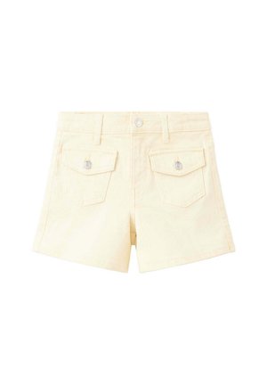 Short en denim couleur crème avec deux poches avant à rabat sécurisées par des boutons métalliques et des passants de ceinture à la taille.