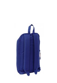 Niebieski plecak z tkaniny, z wyściełanym plecakiem i regulowanymi paskami. Posiada boczną kieszeń na zamek i górny uchwyt do noszenia. Elegancki, prostokątny kształt.
