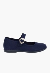 Zapato Mary Jane azul marino hecho de lona, con punta redonda, suela de goma plana y una correa con hebilla en tono plateado a lo largo del empeine.