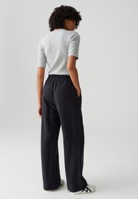 OPUS HIGH RISE LONG WIDE FIT ELASTIC WAISTBAND - Pantalon classique - black