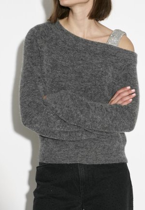 Grijze wollen trui met een oversized ontwerp en een off-shoulder stijl. Heeft een gestructureerde afwerking en een versierd bandje op één schouder.