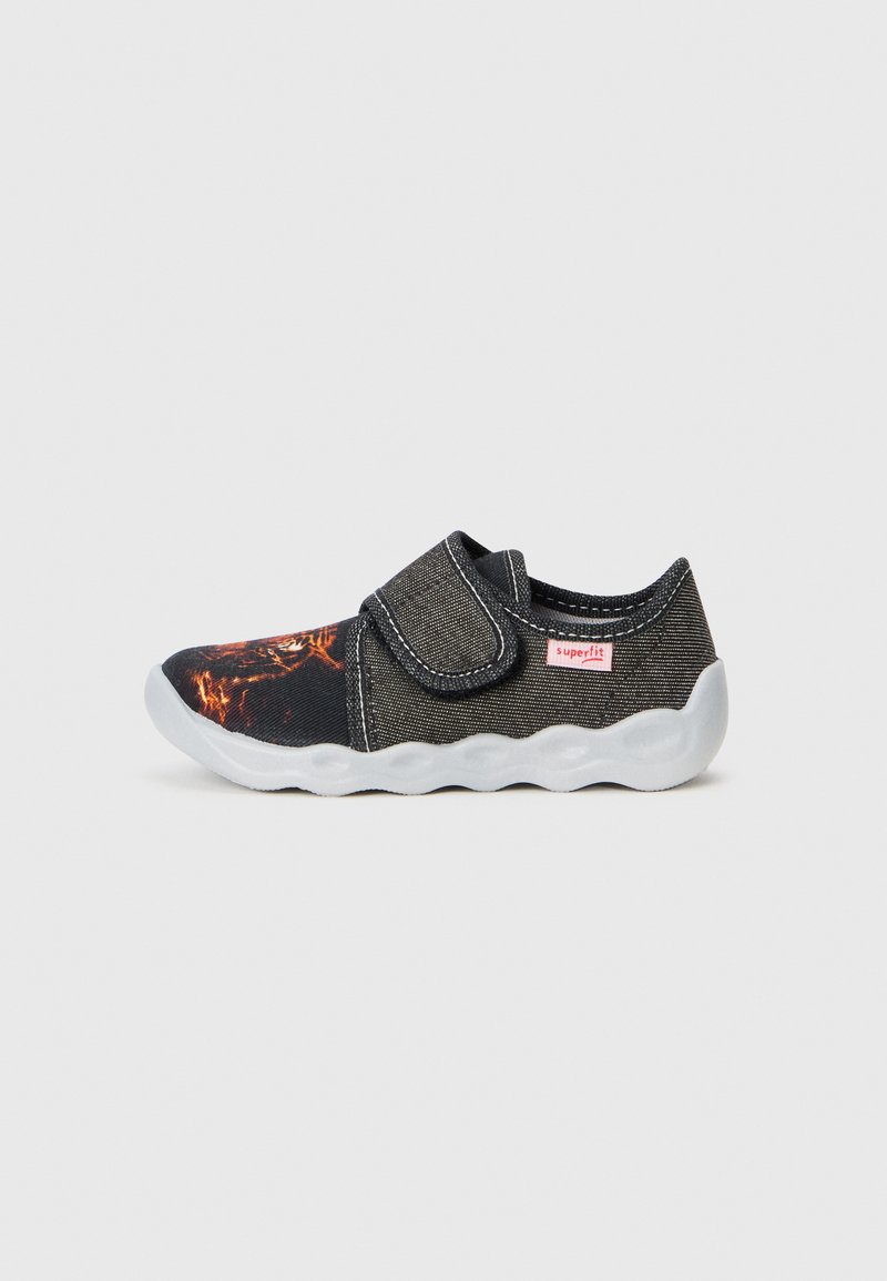 Schwarzer Schuh aus Stoff mit einem lebhaften grafischen Design an der Spitze, einem Klettverschluss und einer strukturierten grauen Gummisohle mit gewelltem Rand.