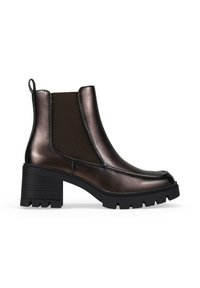 Botín metálico oscuro hasta el tobillo con tacón grueso, paneles laterales elásticos, tirador y suela de goma gruesa sobre un fondo blanco.