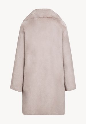 Sztuczny futrzany płaszcz, miękki w jasnym beżowym kolorze, luźny krój, szerokie rękawy, detal kołnierza oraz brak widocznych zapięć i wzorów.