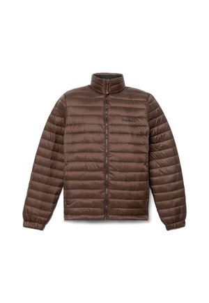 Chaqueta de abrigo marrón con un alto cuello, cierre de cremallera frontal y puños elásticos. Diseño acolchado horizontal con una textura suave y ligera.