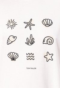 T-shirt bianca con nove icone nere a tema oceanico: sole, stella marina, conchiglia, guscio, alga marina, guscio di lumaca e linee ondulate. Nome del marchio visibile.