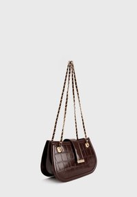 Borsa a spalla in pelle marrone scuro con texture a coccodrillo, con catene dorate e chiusura con fasce davanti, su sfondo semplice.