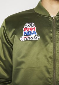Mitchell & Ness CHICAGO BULLS NBA FLIGHT JACKET - Outdoorjacke - dark green