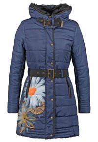 Abrigo acolchado azul marino con capucha forrada de piel, cintura ceñida y diseño floral bordado. Presenta botones a presión y bolsillos laterales.