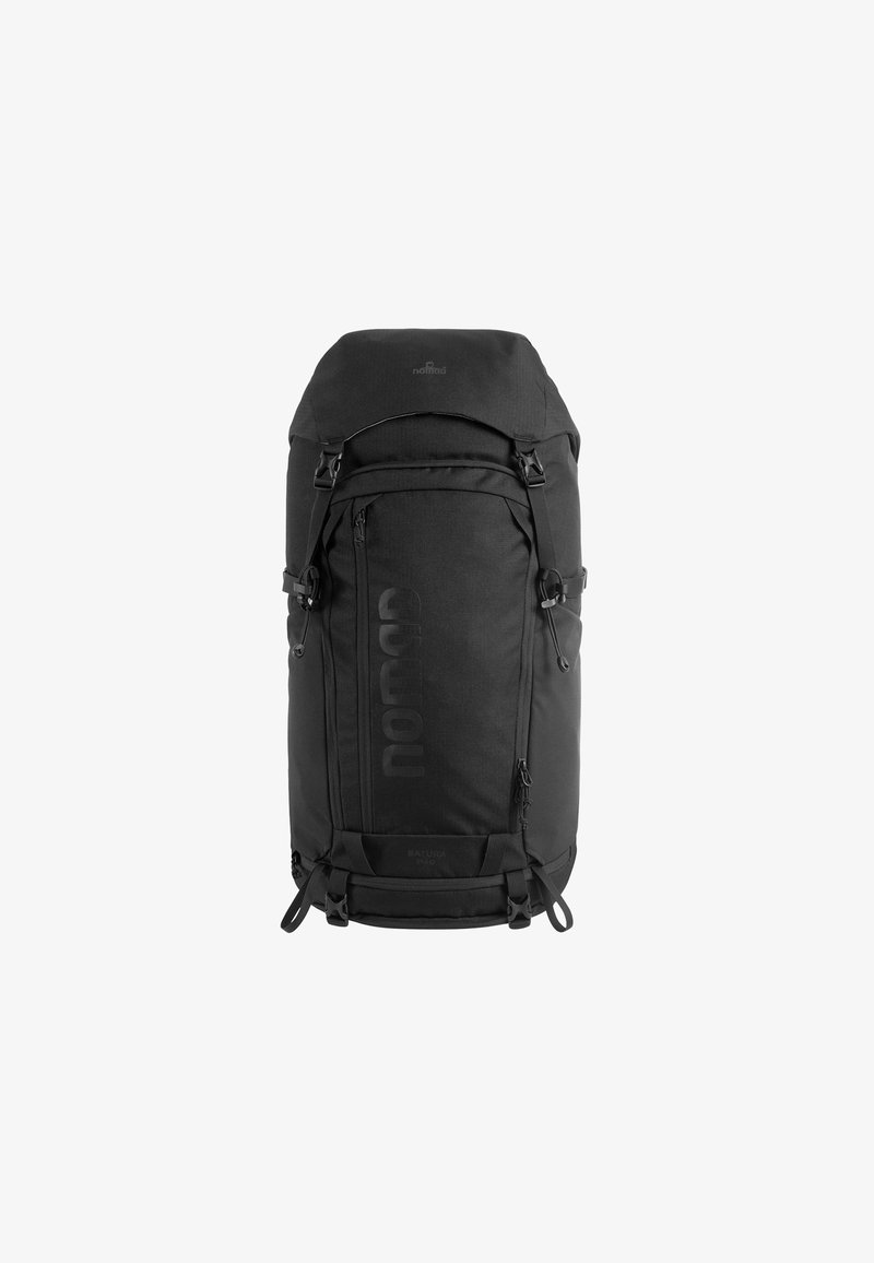 Grote zwarte rugzak gemaakt van duurzame stof. Bevat meerdere riemen, een bovenste klep, een ritsvak aan de voorkant en een opvallend logo aan de zijkant.