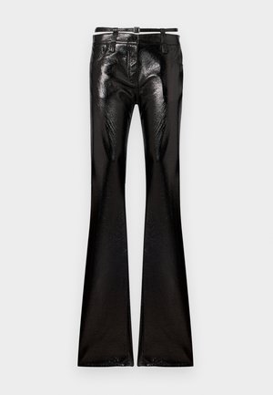 Czarne spodnie dzwony wykonane z błyszczącego materiału. Posiadają dopasowany pas z pętlą na pasek, przednie kieszenie oraz połyskliwą powierzchnię.
